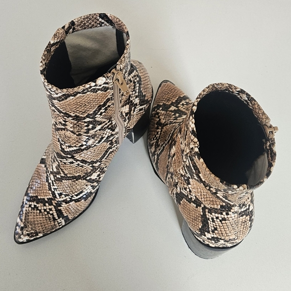 Lulus Snakeskin Western Block Heel Booties – Tan/Black – Size 6.5 - Picture 8 of 8